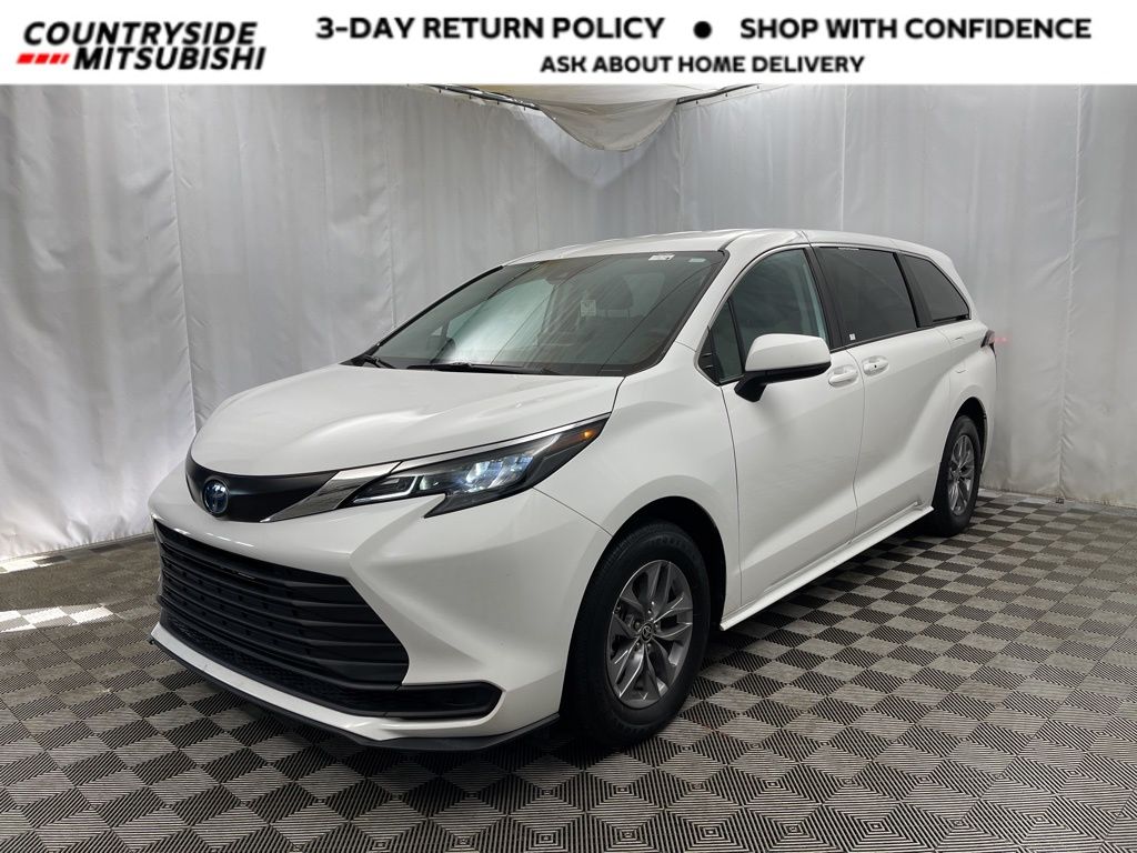 2024 Toyota Sienna LE's photo