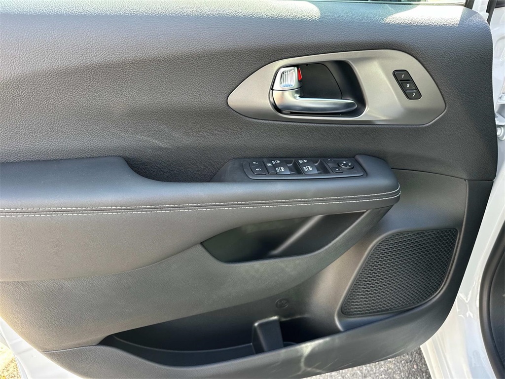 2025 Chrysler Pacifica photo 27