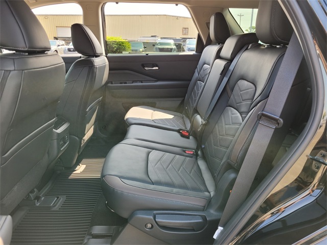 2025 Nissan Pathfinder Platinum photo 12