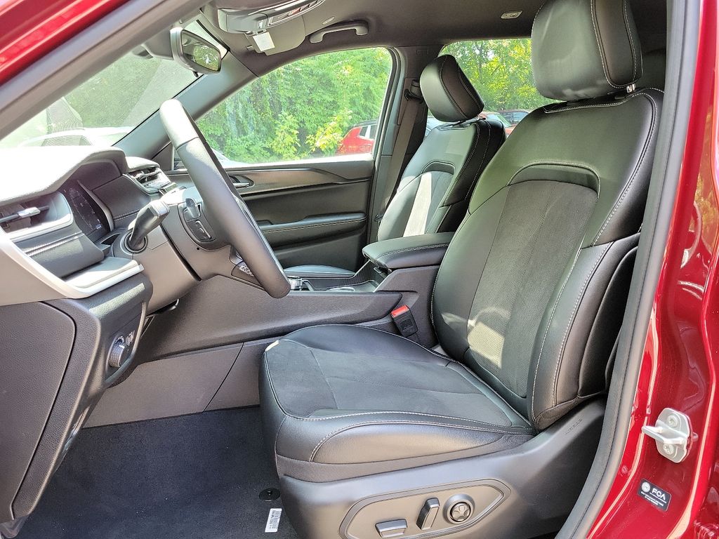 2024 Jeep Grand Cherokee Altitude photo 9