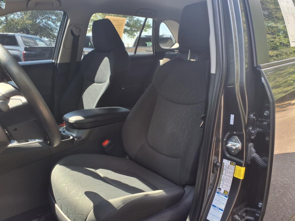 2022 Toyota RAV4 XLE photo 10