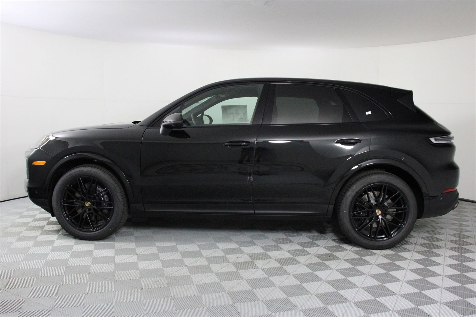 2025 Porsche Cayenne photo 2
