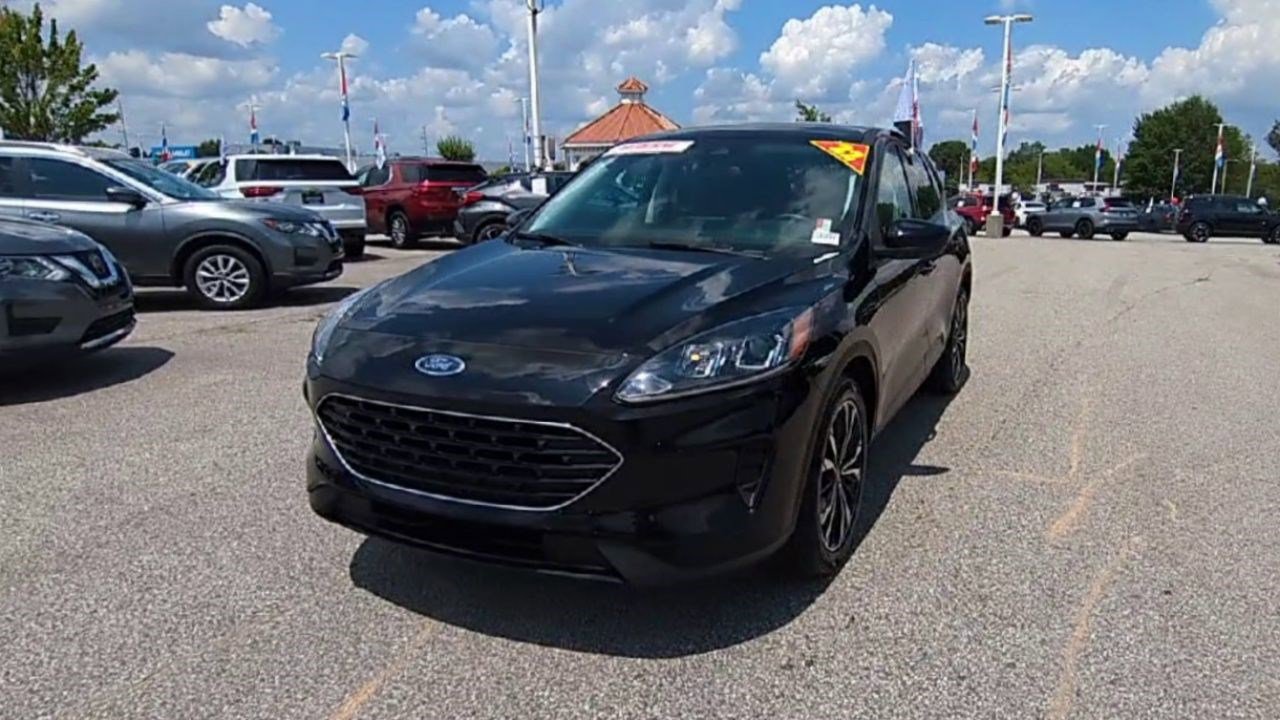 2022 Ford Escape SE photo 3