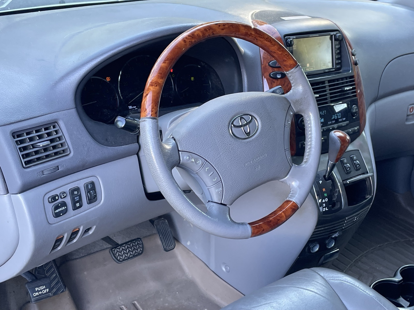 2008 Toyota Sienna XLE photo 26