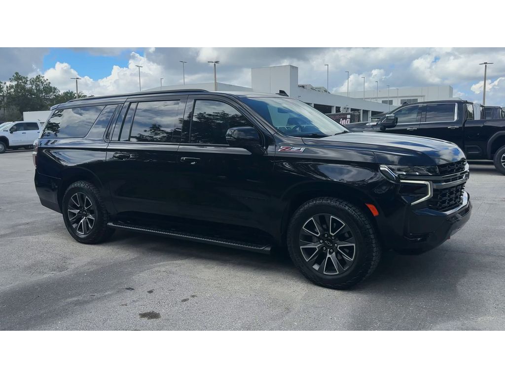 2022 Chevrolet Suburban Z71 photo 2