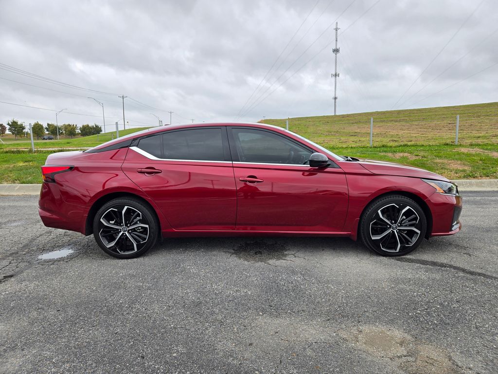 2024 Nissan Altima 2.5 SR photo 2