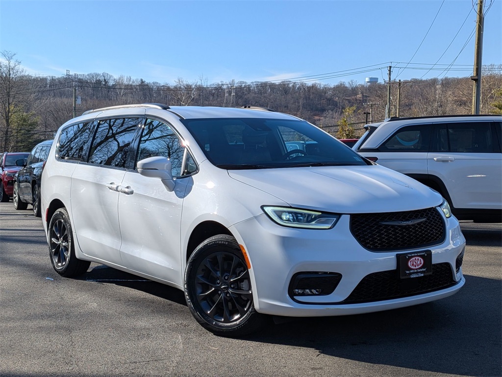2022 Chrysler Pacifica Touring L's photo