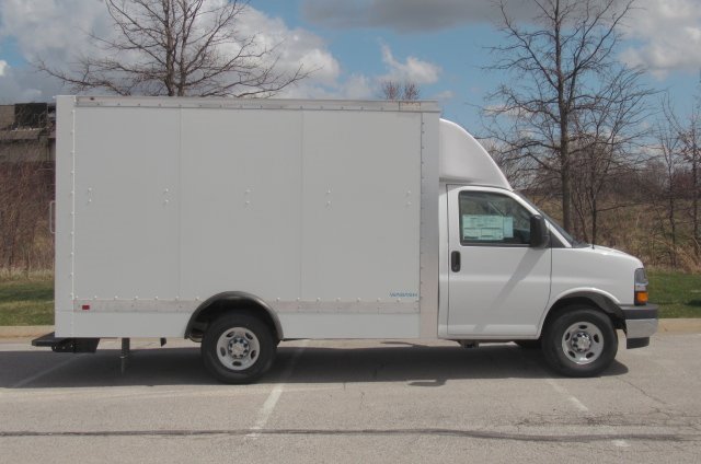 2024 Chevrolet Express Cutaway 3500 photo 2