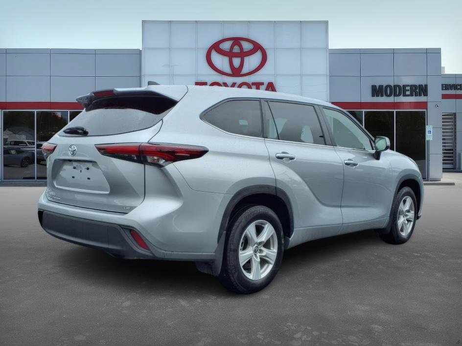 2024 Toyota Highlander LE photo 3