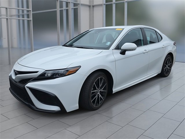 2022 Toyota Camry SE's photo