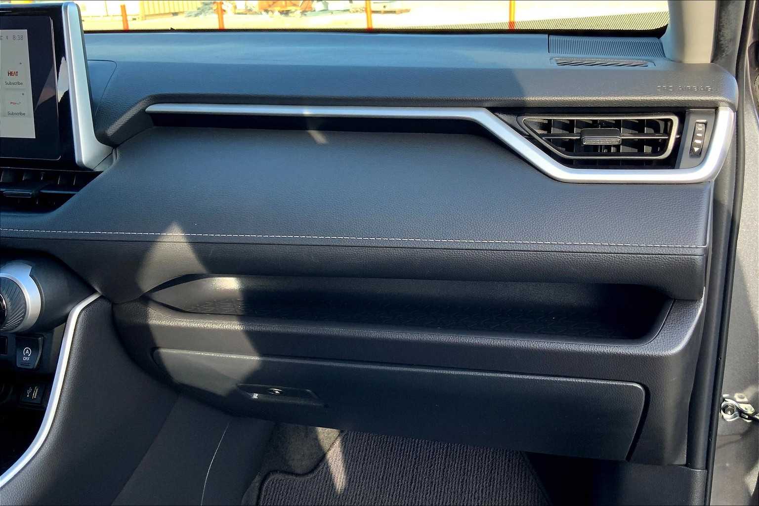 2023 Toyota RAV4 XLE photo 17