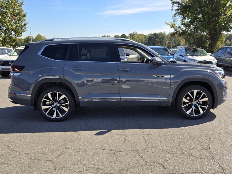 2026 Volkswagen Atlas SEL Premium R-Line photo 2