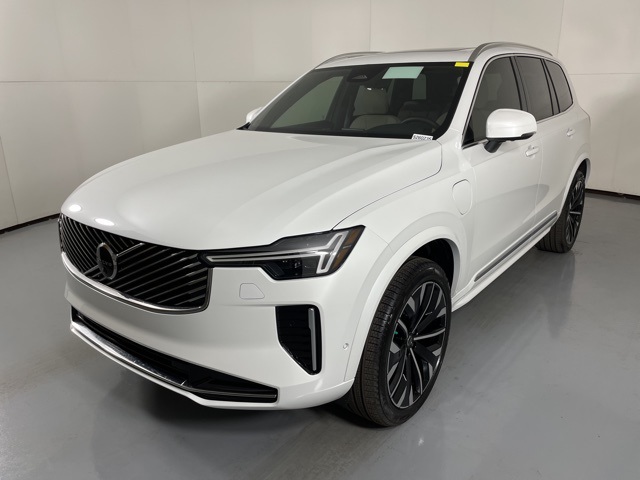 2026 Volvo XC90 T8 AWD Plus photo 4