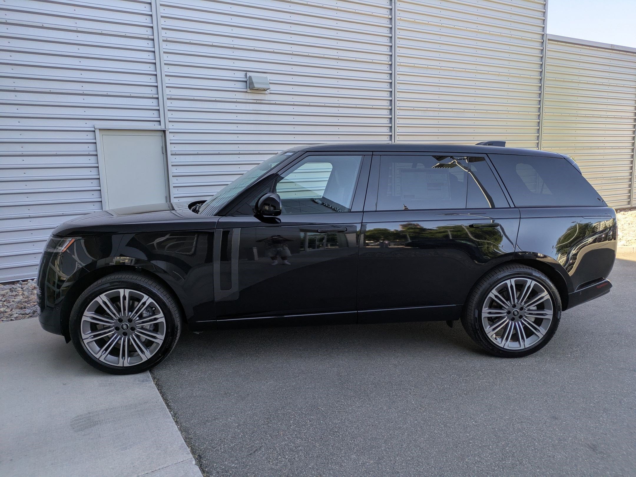 2025 Land Rover Range Rover SE photo 2