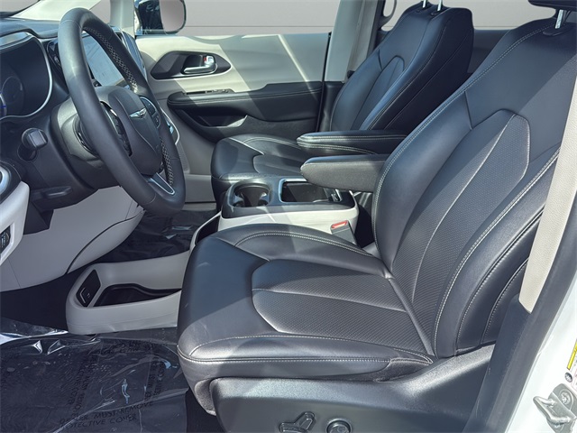 2024 Chrysler Pacifica Hybrid photo 14