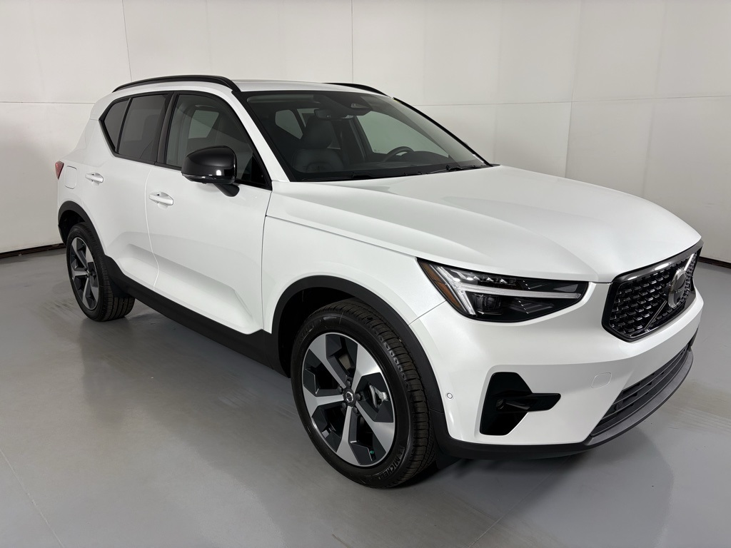 2026 Volvo XC40 AWD Plus photo 2