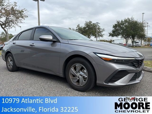 2024 Hyundai Elantra SE's photo