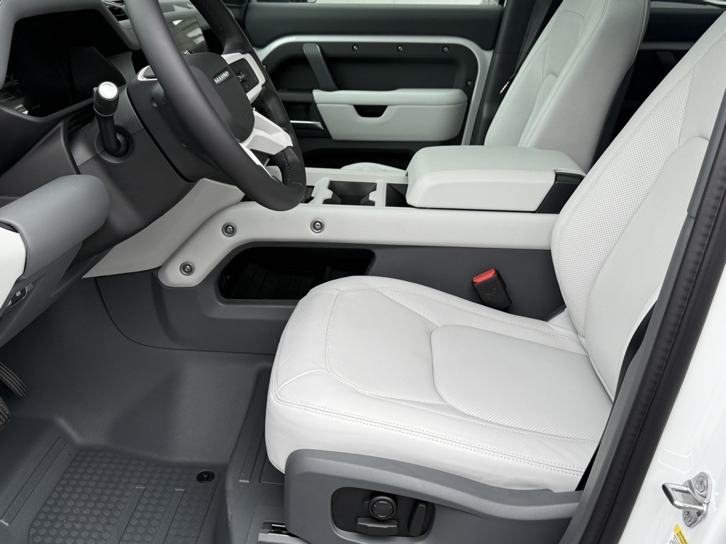 2025 Land Rover Defender 110 S photo 8