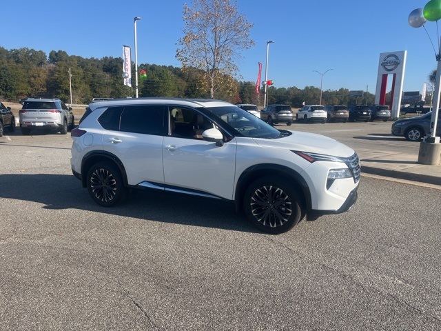 2024 Nissan Rogue Platinum's photo