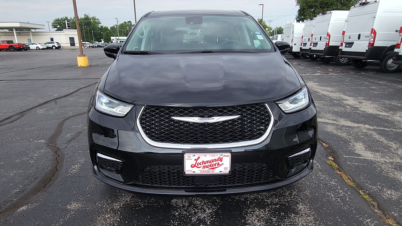 2024 Chrysler Pacifica Touring L photo 2