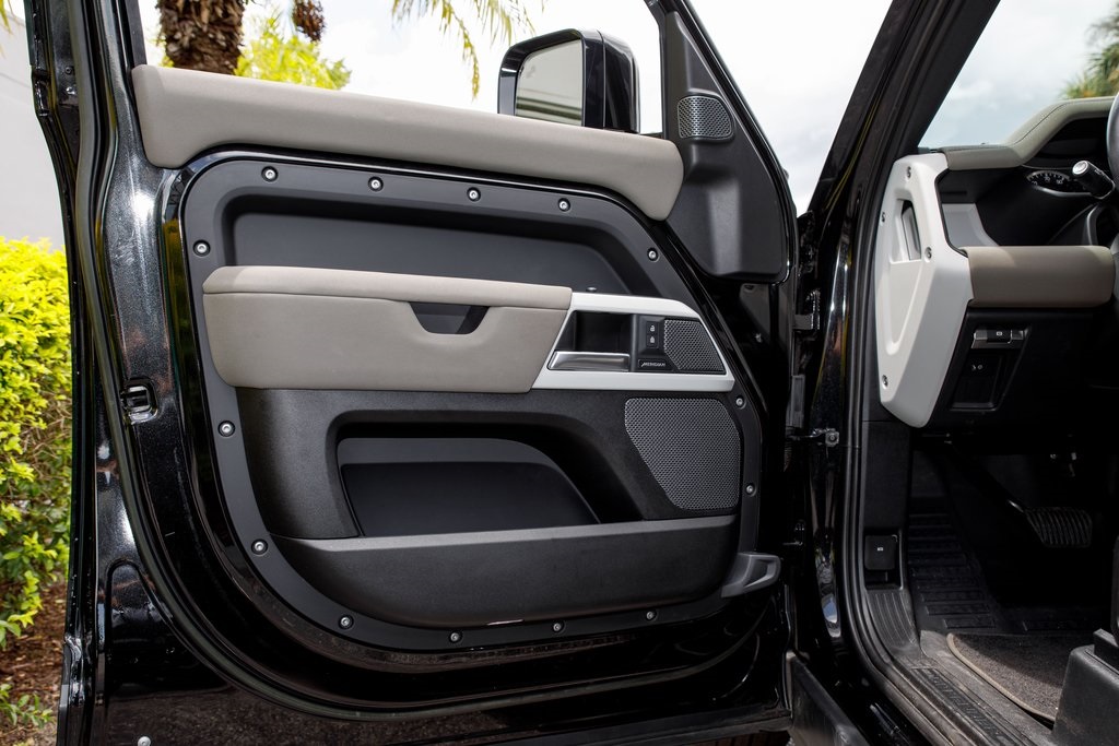 2023 Land Rover Defender 110 S photo 14