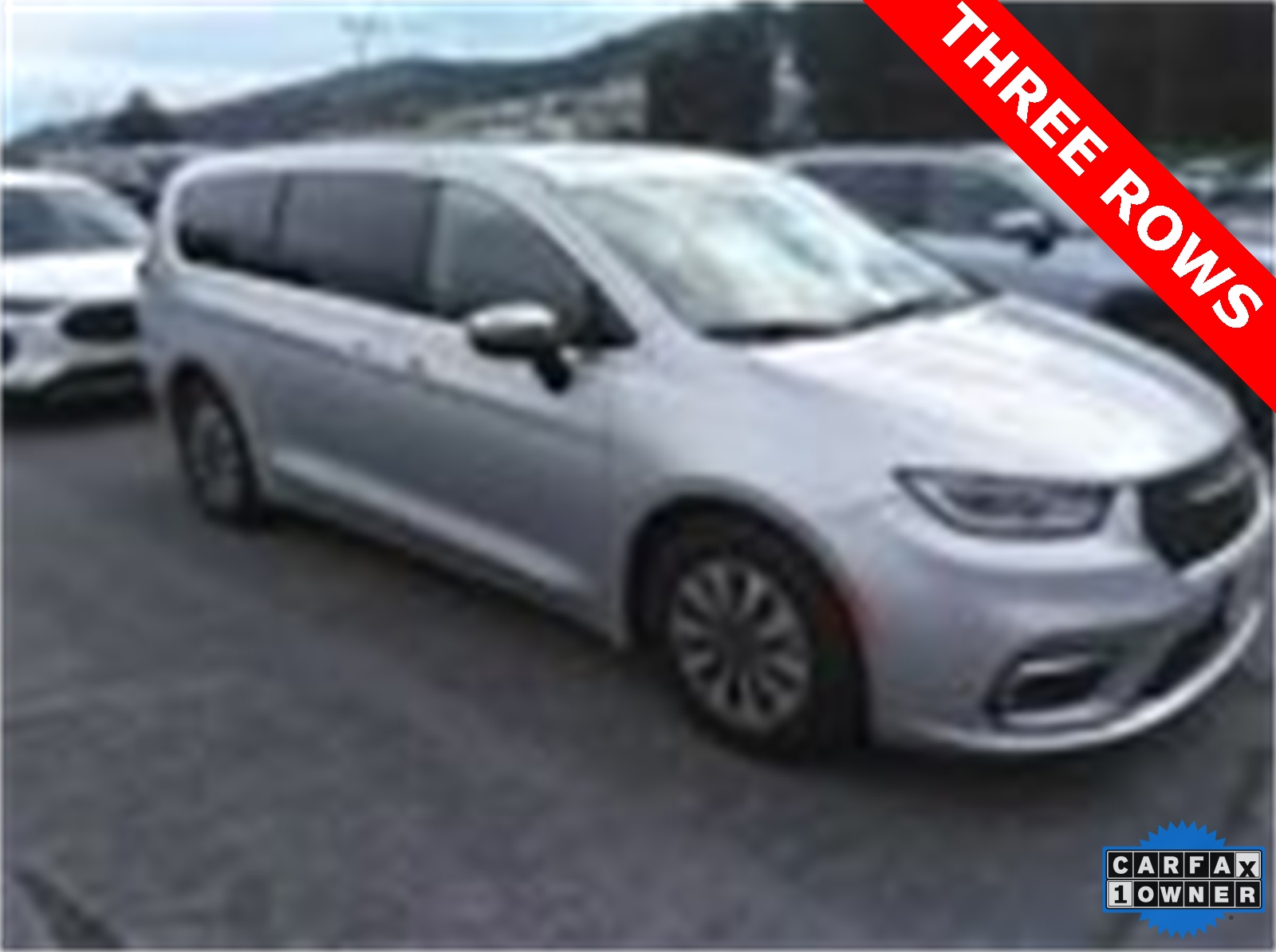2023 Chrysler Pacifica Hybrid Limited's photo