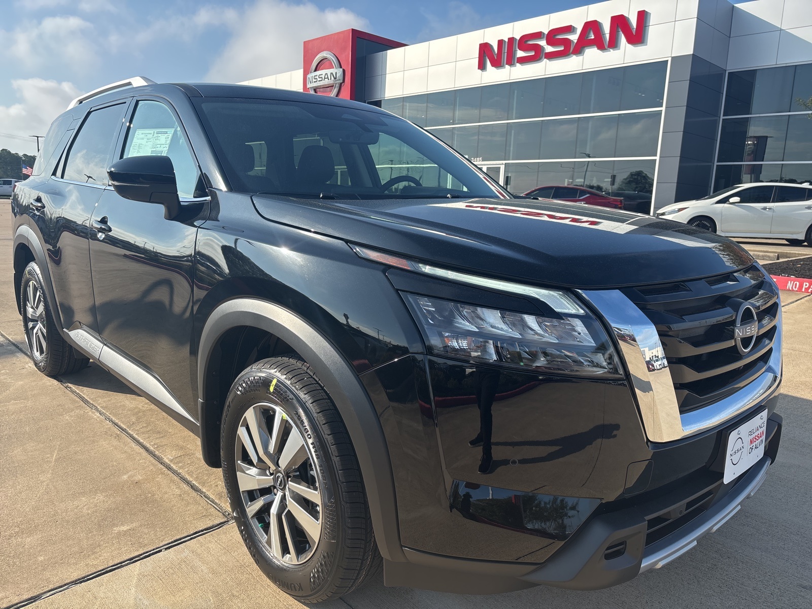 2025 Nissan Pathfinder SL's photo