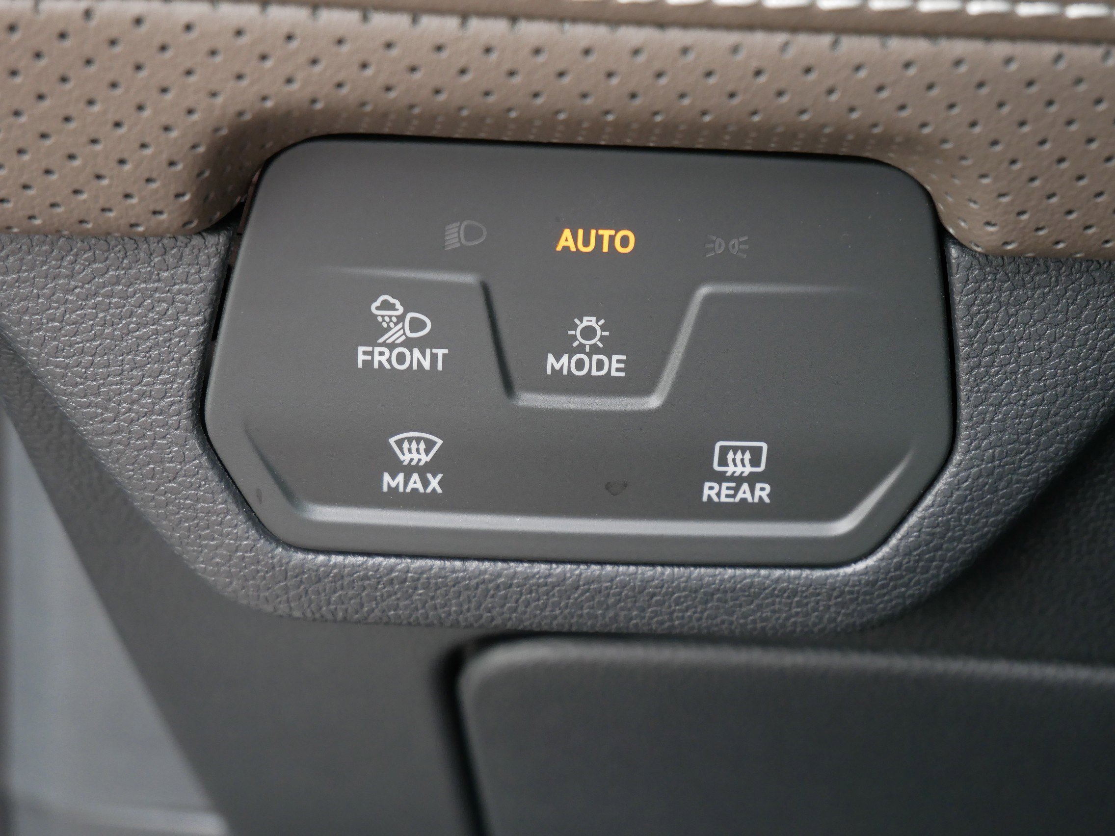 2025 Volkswagen Atlas SEL photo 25