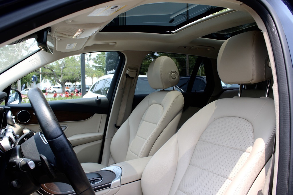 2022 Mercedes Benz GLC 300 photo 4