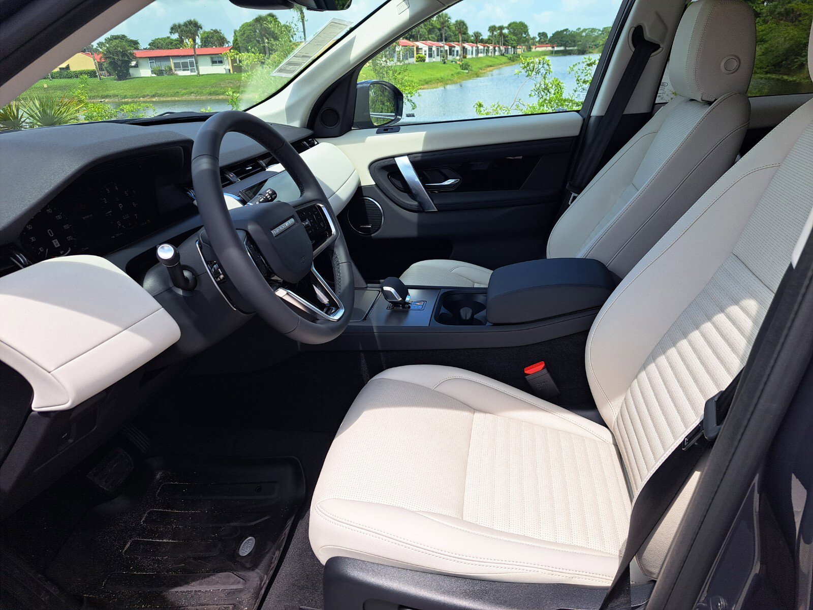 2025 Land Rover Discovery Sport S photo 9
