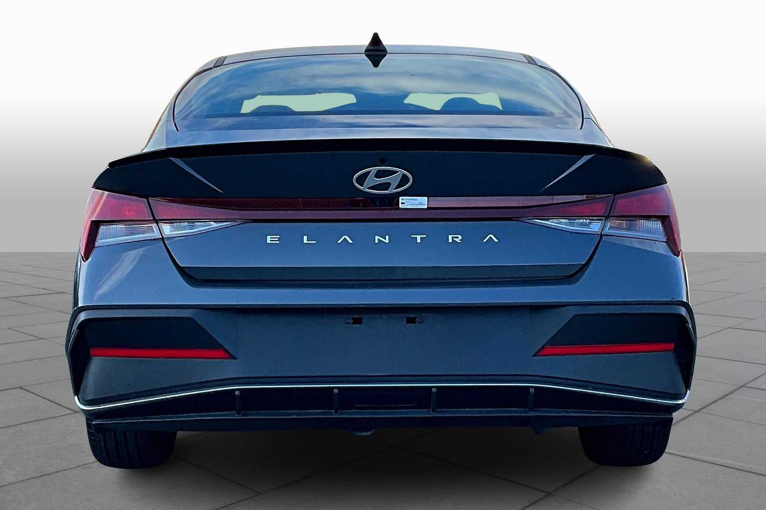 2025 Hyundai Elantra SEL Sport photo 3