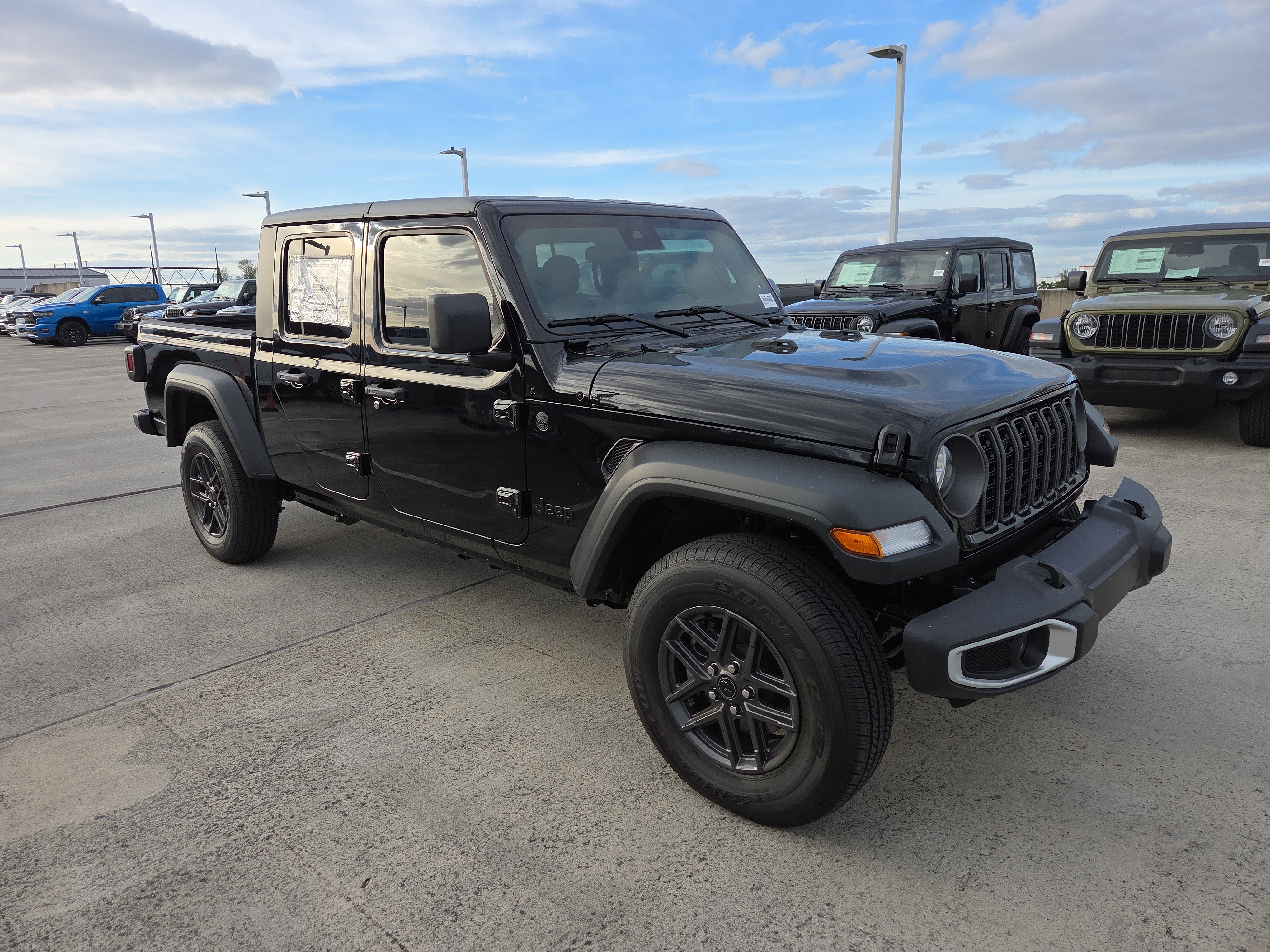 2025 Jeep Gladiator Sport S's photo