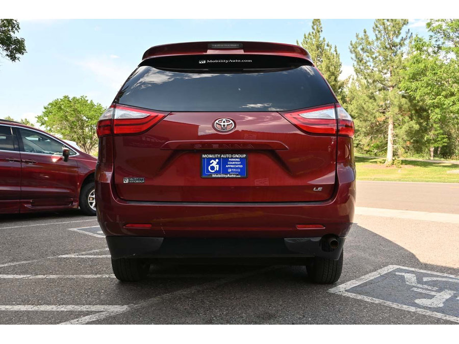 2015 Toyota Sienna LE photo 6