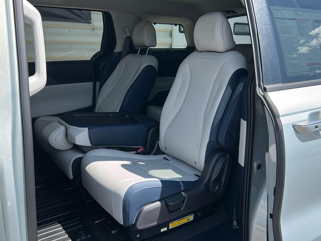 2026 Kia Carnival EX photo 8