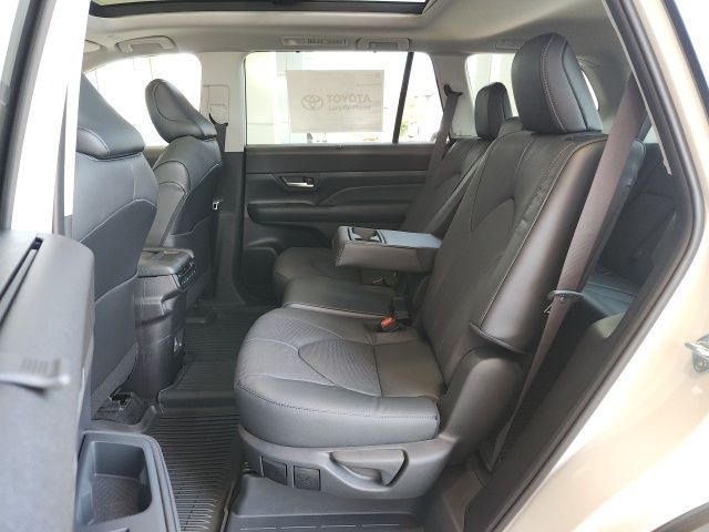 2025 Toyota Grand Highlander Limited AWD photo 13