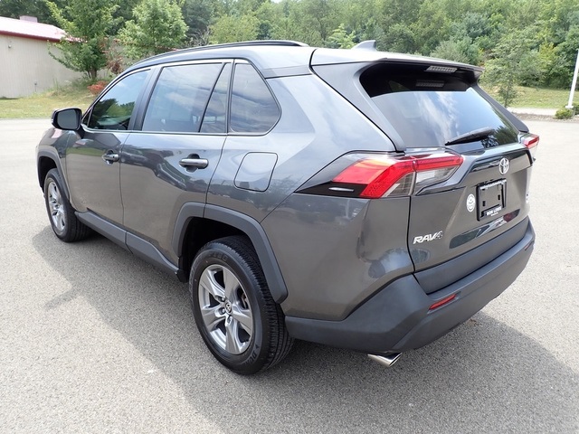 2022 Toyota RAV4 XLE photo 2