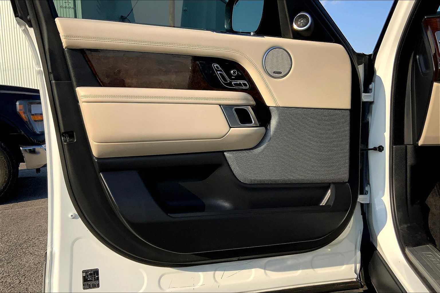 2019 Land Rover Range Rover HSE photo 18
