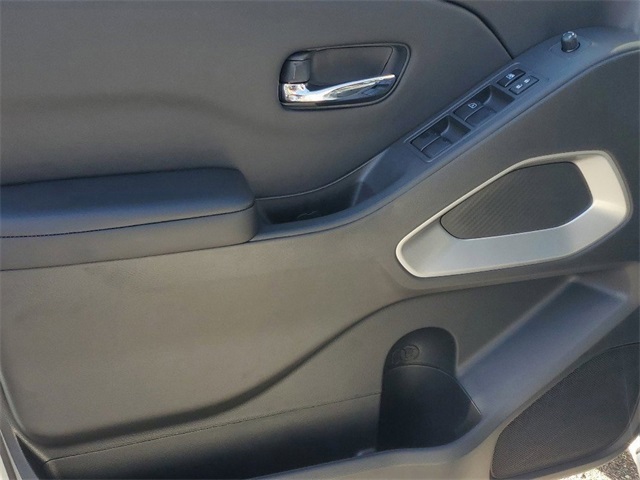 2025 Nissan Frontier Crew Cab SV photo 5