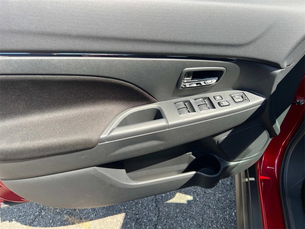 2025 Mitsubishi Outlander S photo 12