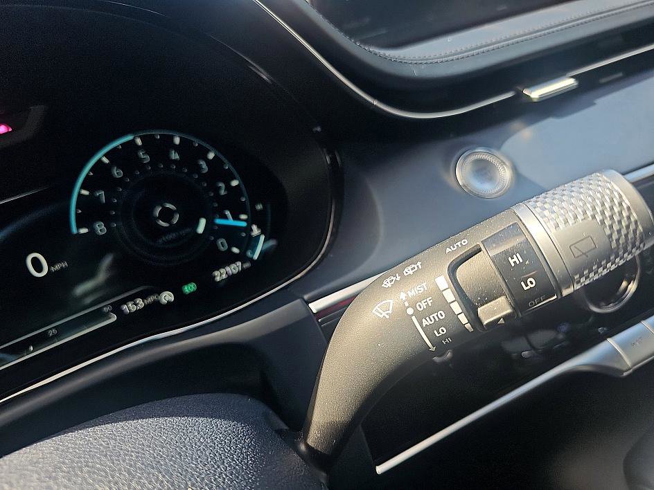 2023 Genesis GV70 2.5T Sport photo 23