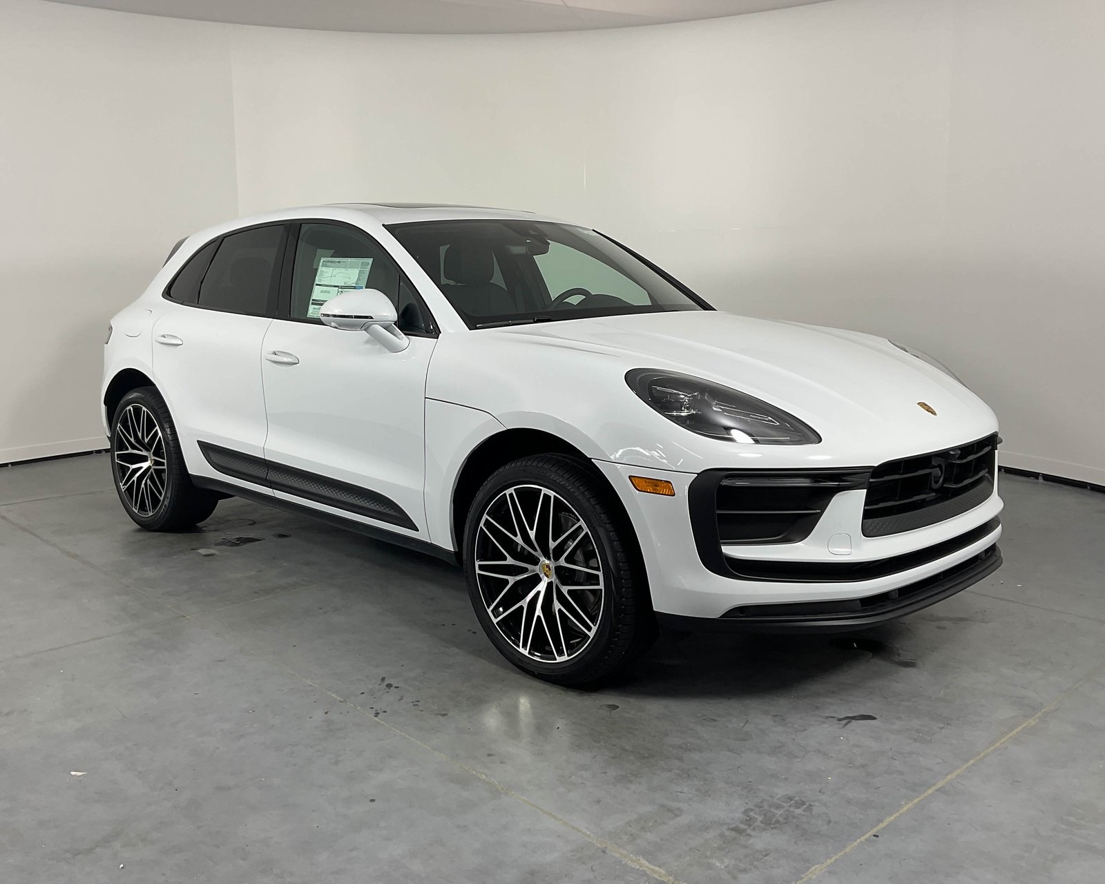 2025 Porsche Macan T photo 9