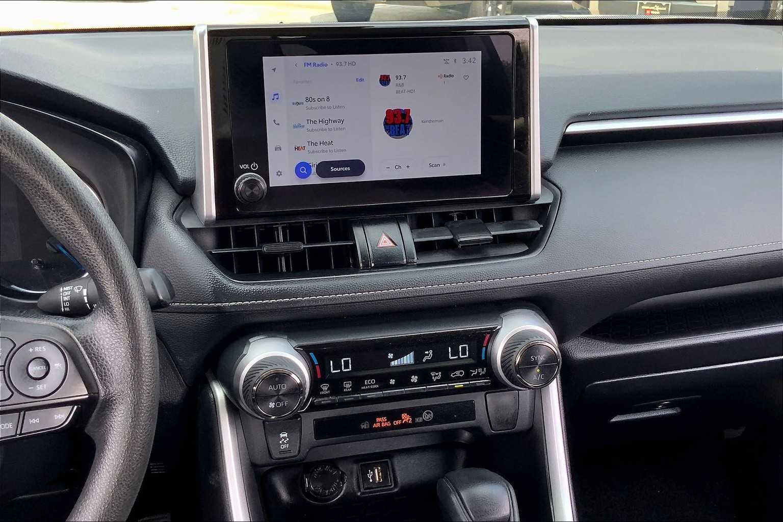 2024 Toyota RAV4 Hybrid XLE photo 3