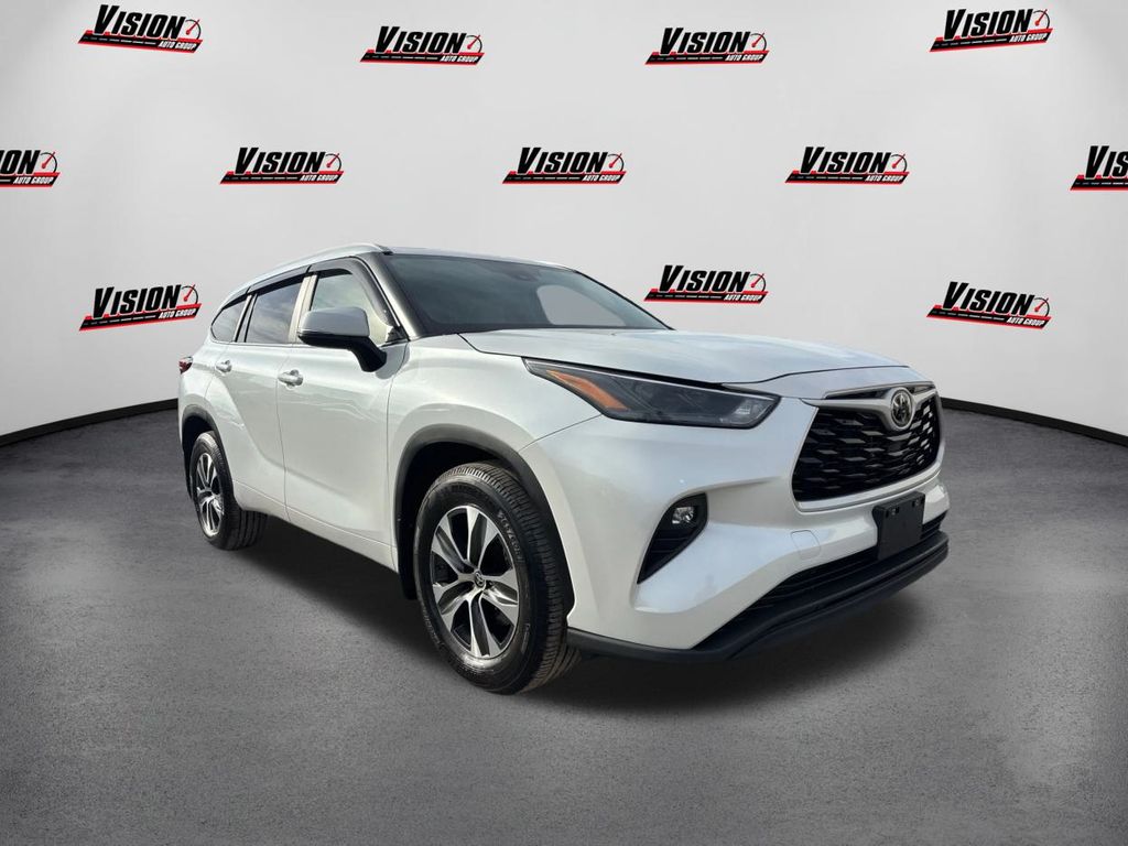 2023 Toyota Highlander XLE photo 3