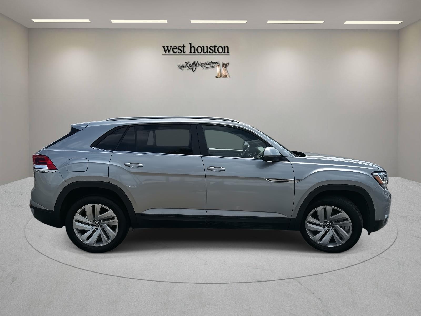 2022 Volkswagen Atlas Cross Sport V6 SE Technology photo 3