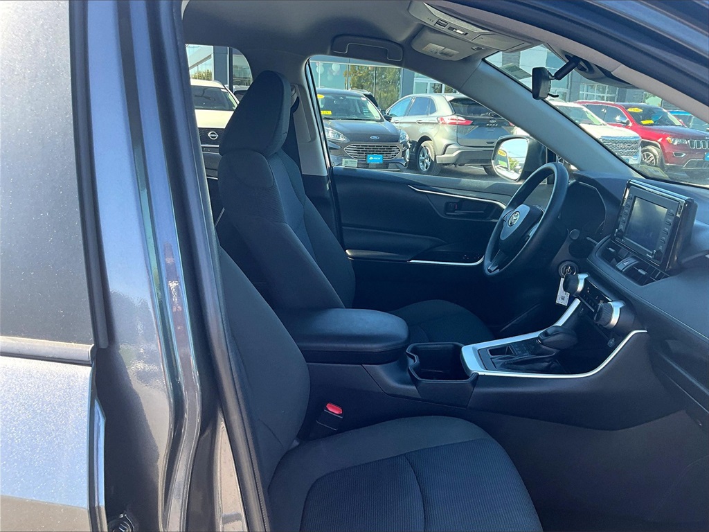 2022 Toyota RAV4 LE photo 11
