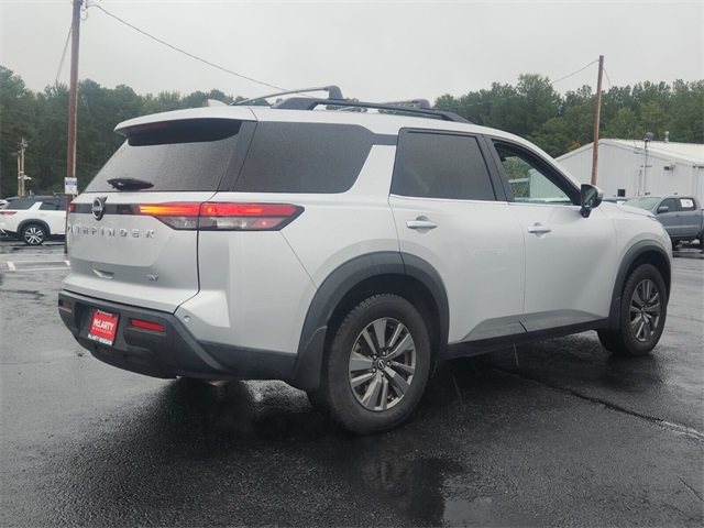 2022 Nissan Pathfinder SV photo 3