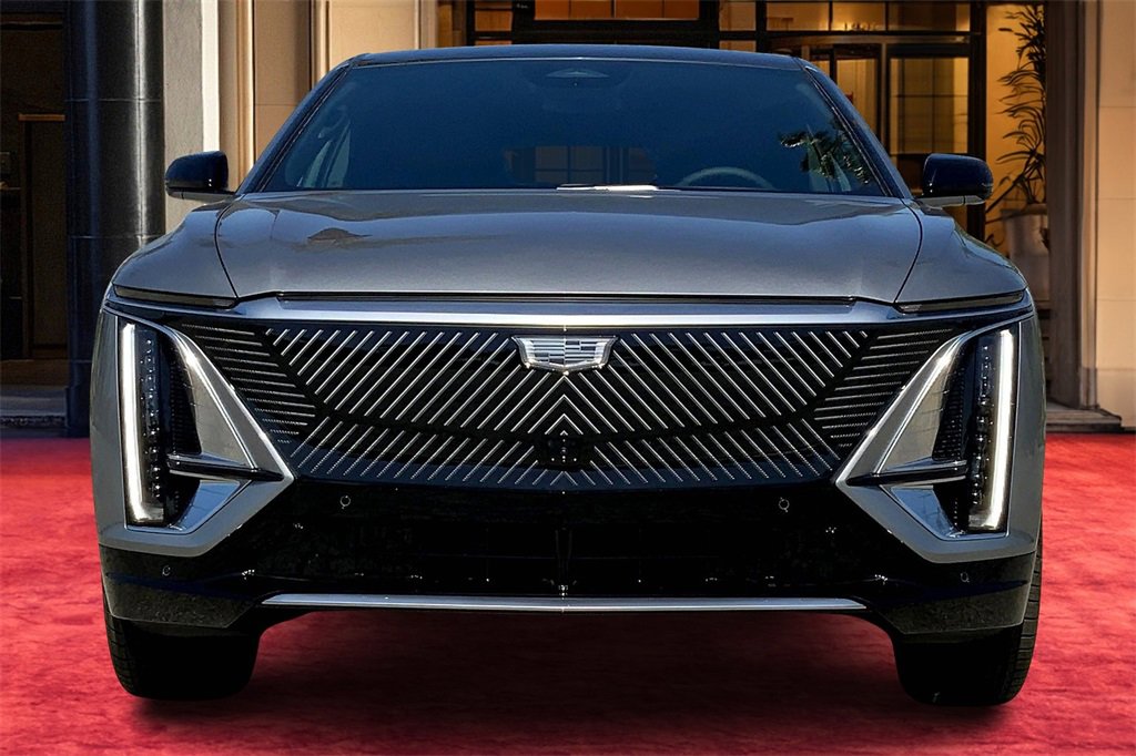 2025 Cadillac Lyriq Luxury photo 3