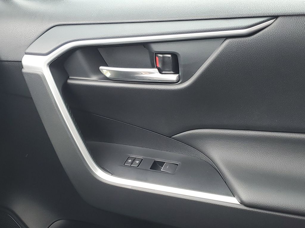 2025 Toyota RAV4 Hybrid XLE photo 21
