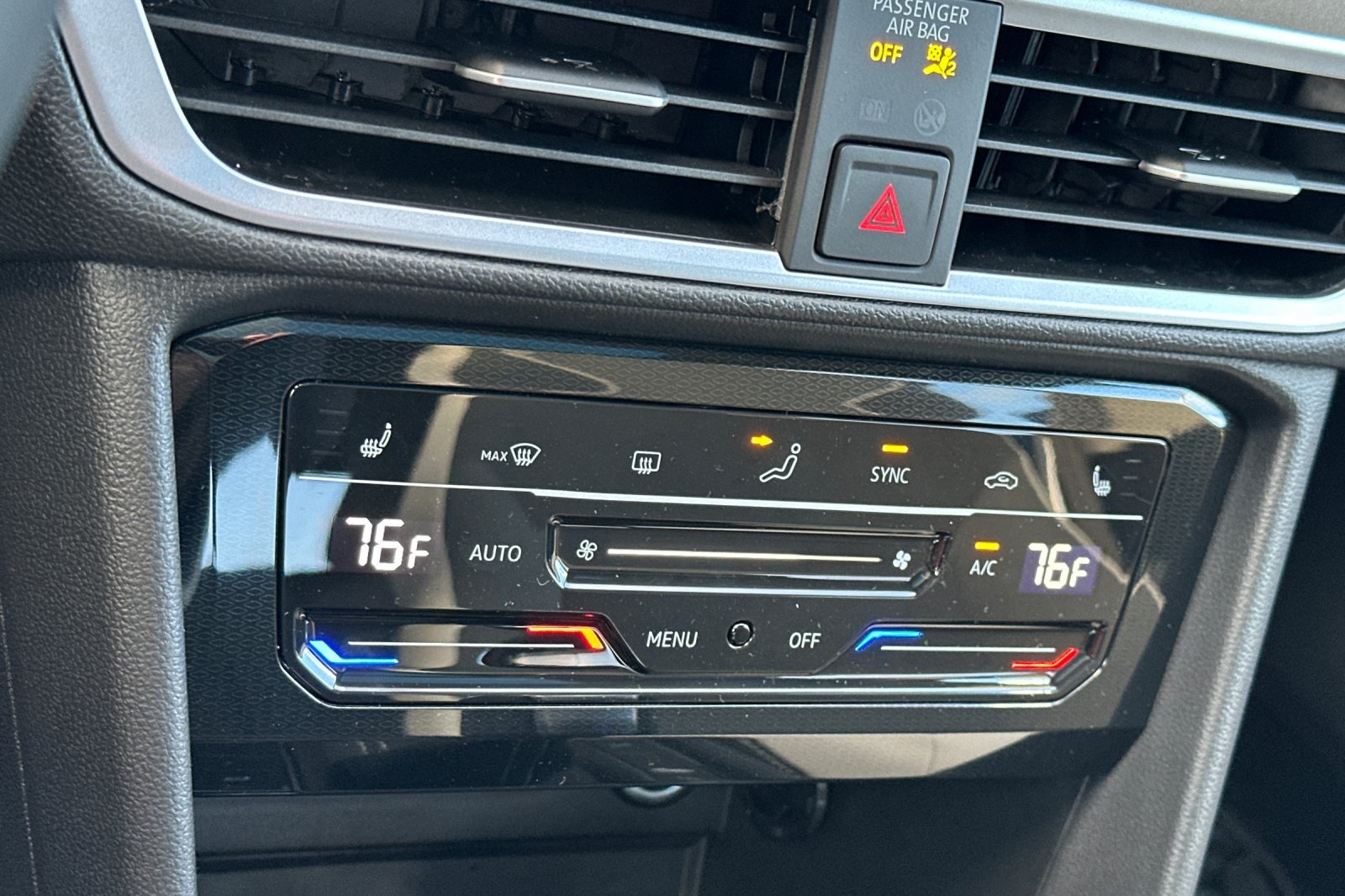2025 Volkswagen Taos SE photo 18