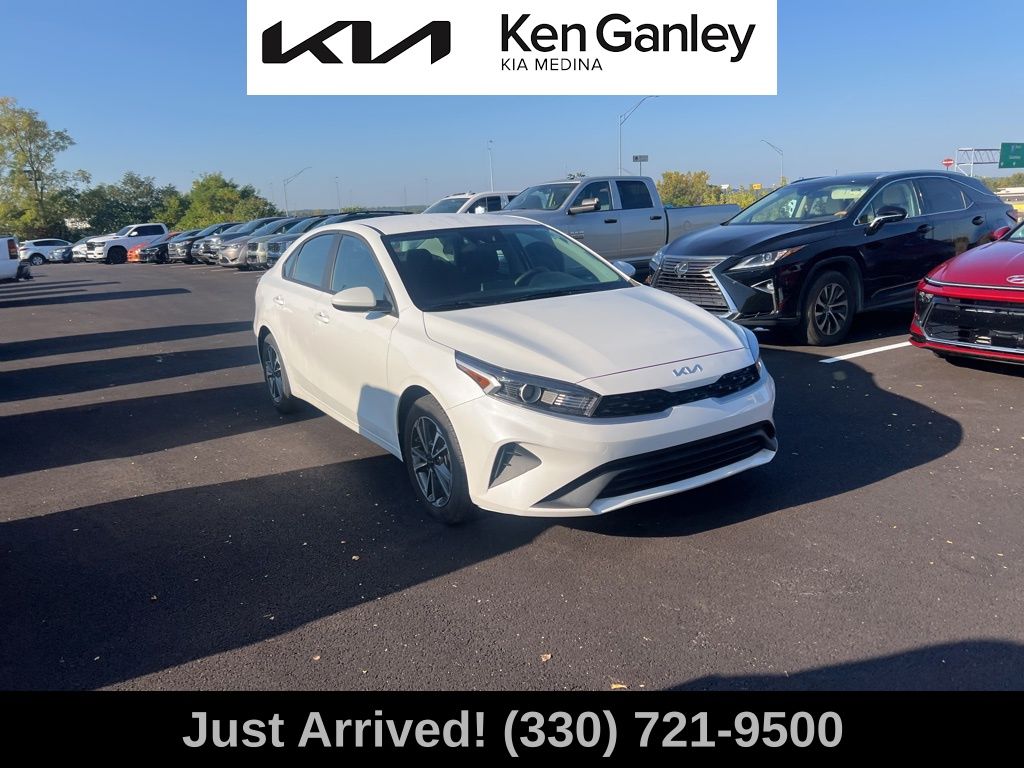 2023 Kia Forte LXS photo 3